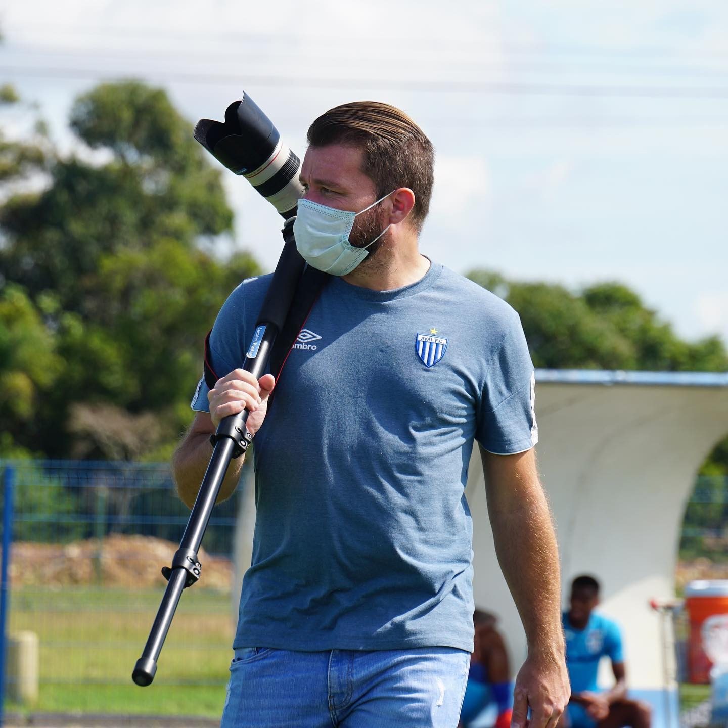 Leandro Boeira com câmera no ombro