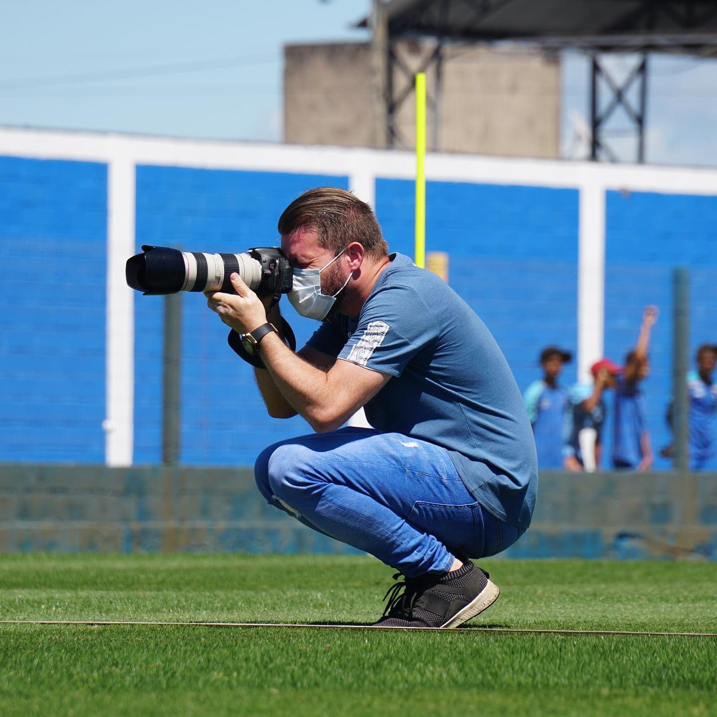 Leandro em posição baixa fotografando