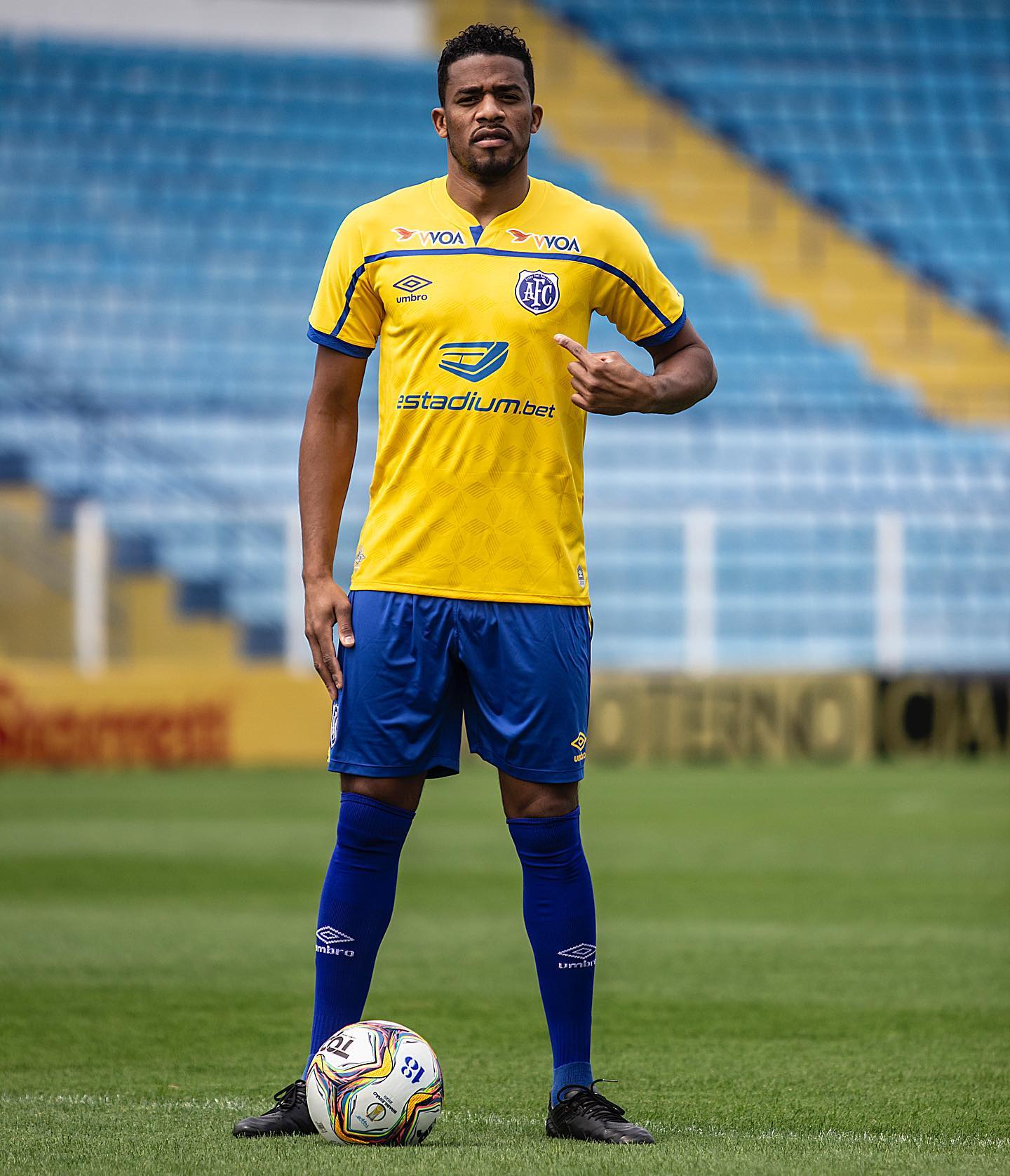 Leandro com câmera no ombro