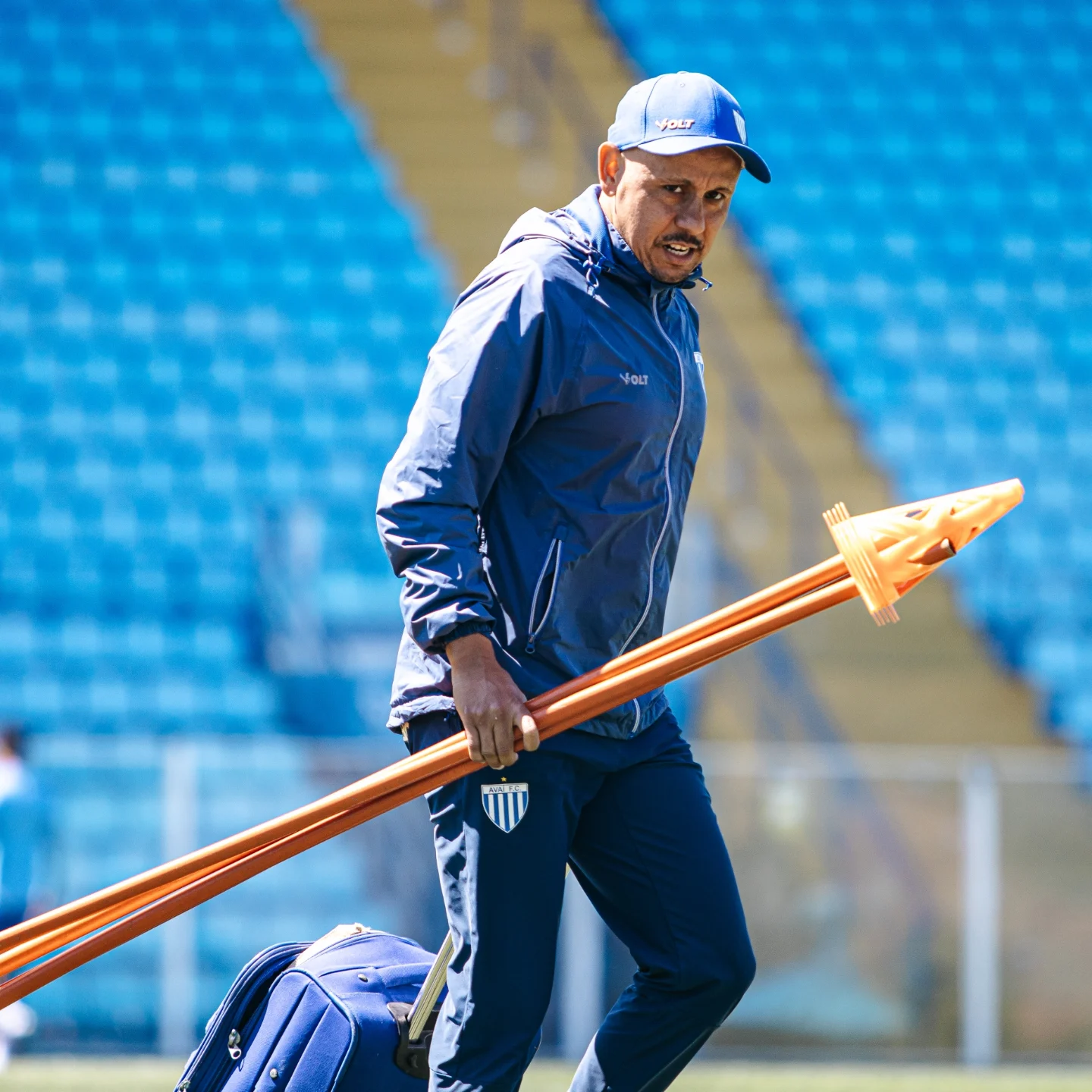 Leandro com câmera no ombro